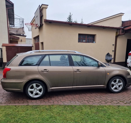 Toyota Avensis cena 7900 przebieg: 330000, rok produkcji 2003 z Radom małe 56